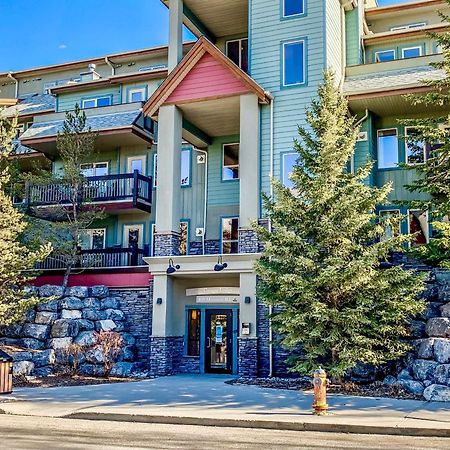 Canmore Mountain View Loft Apartment Heated Outdoor Pool Bagian luar foto