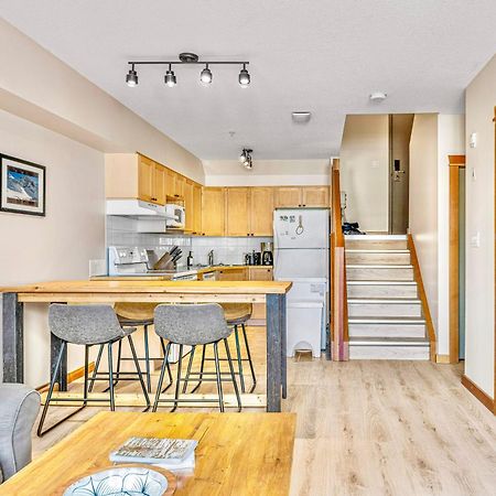 Canmore Mountain View Loft Apartment Heated Outdoor Pool Bagian luar foto
