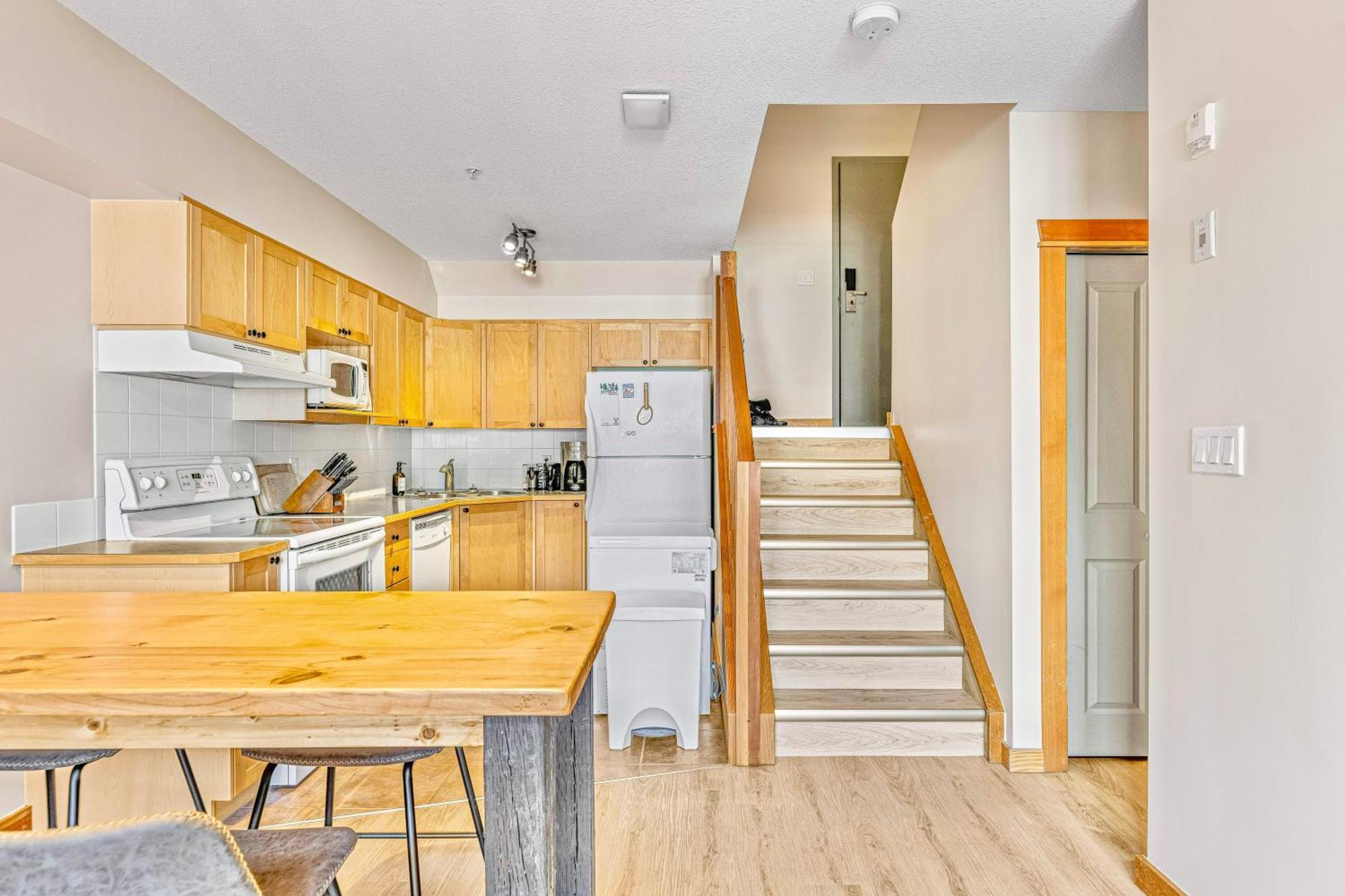 Canmore Mountain View Loft Apartment Heated Outdoor Pool Bagian luar foto
