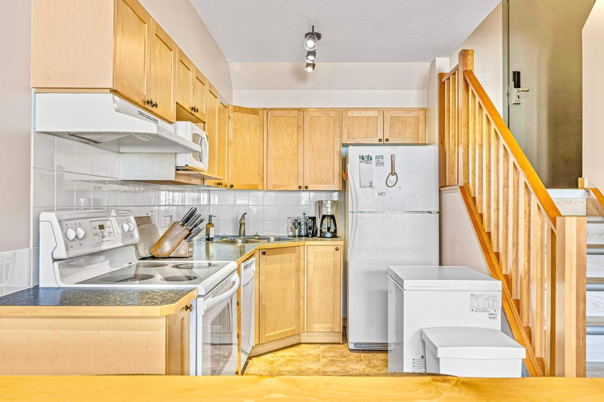 Canmore Mountain View Loft Apartment Heated Outdoor Pool Bagian luar foto