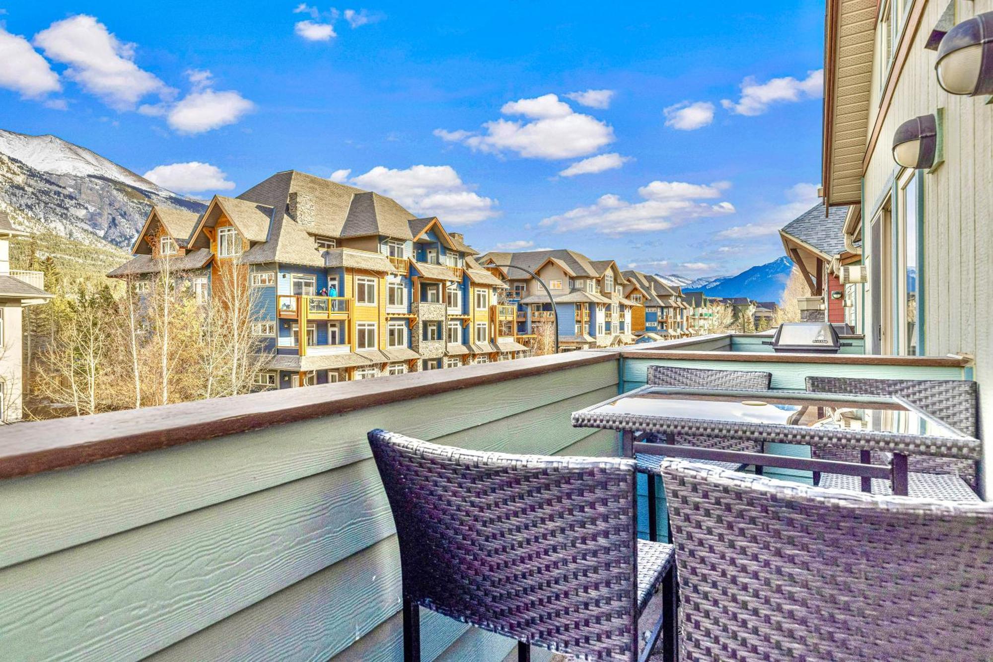 Canmore Mountain View Loft Apartment Heated Outdoor Pool Bagian luar foto