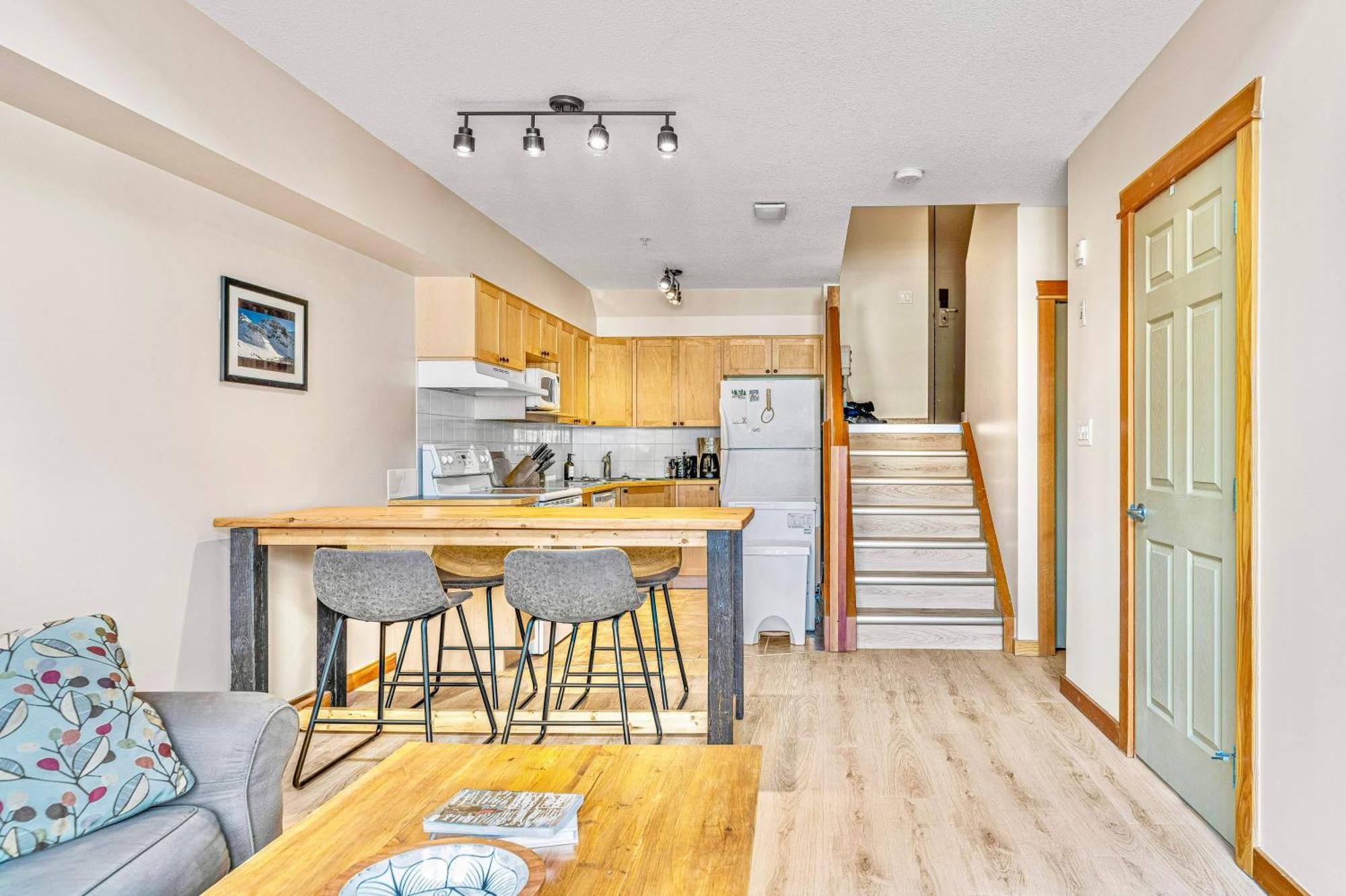 Canmore Mountain View Loft Apartment Heated Outdoor Pool Bagian luar foto