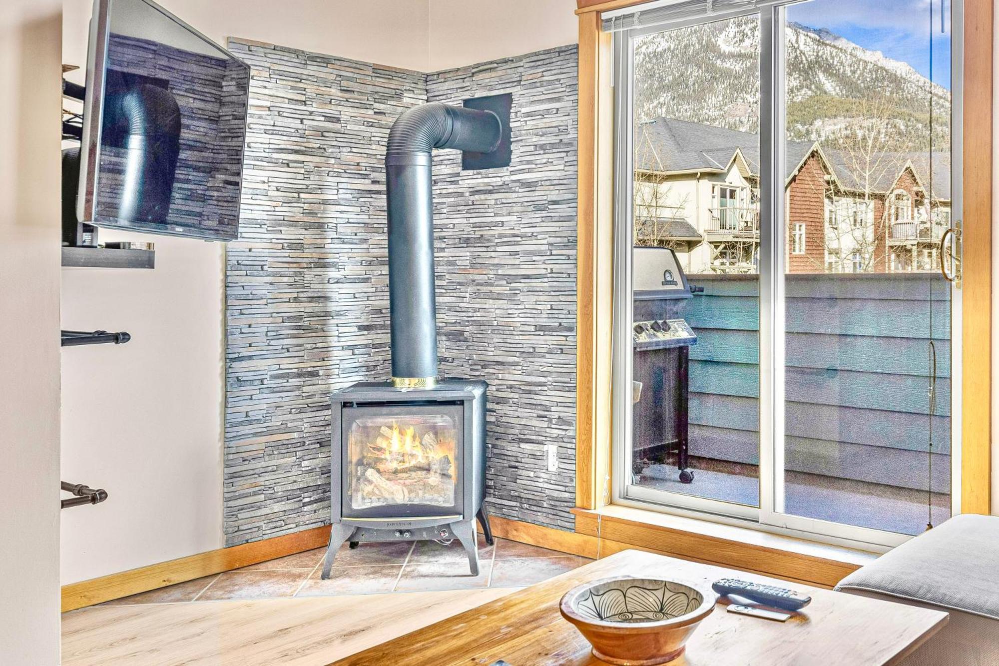 Canmore Mountain View Loft Apartment Heated Outdoor Pool Bagian luar foto