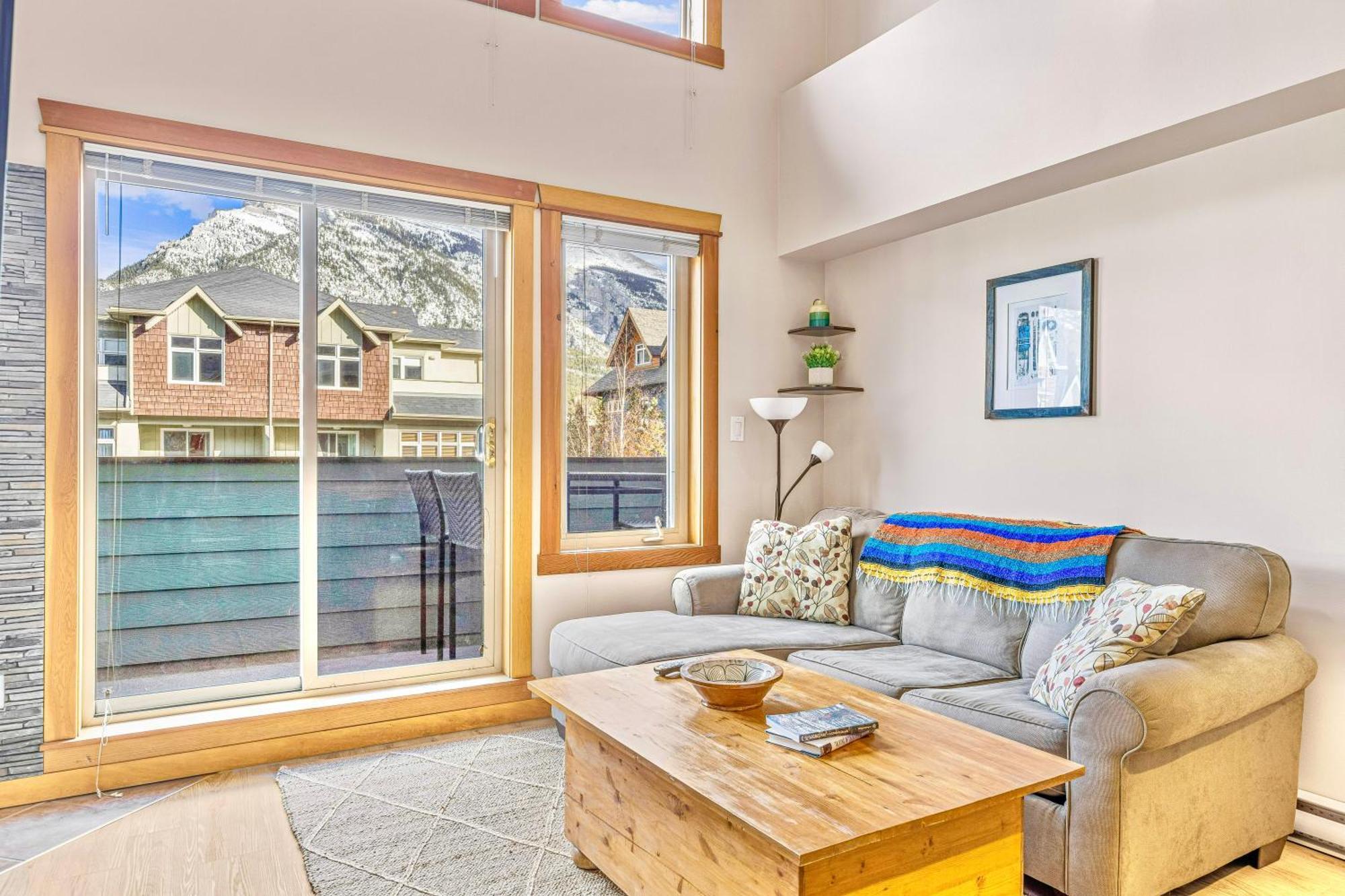 Canmore Mountain View Loft Apartment Heated Outdoor Pool Bagian luar foto