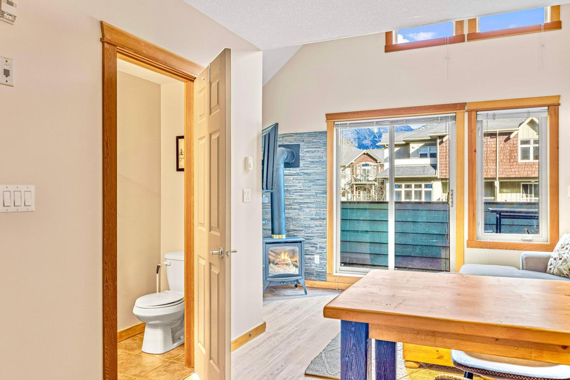 Canmore Mountain View Loft Apartment Heated Outdoor Pool Bagian luar foto