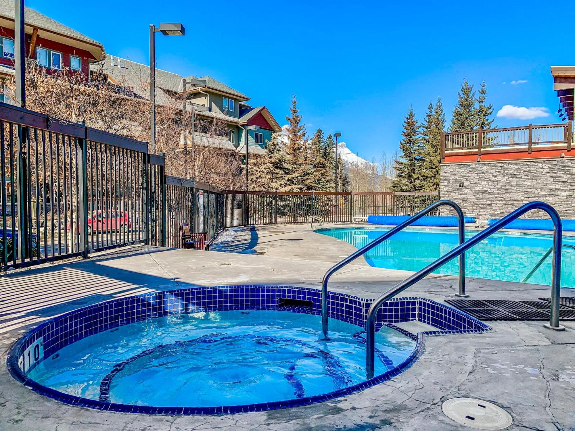 Canmore Mountain View Loft Apartment Heated Outdoor Pool Bagian luar foto