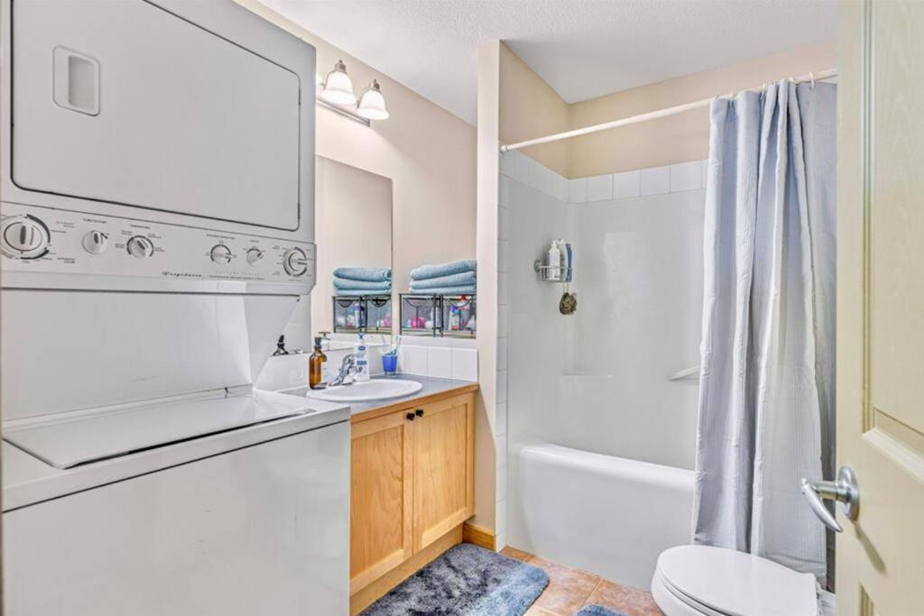 Canmore Mountain View Loft Apartment Heated Outdoor Pool Bagian luar foto