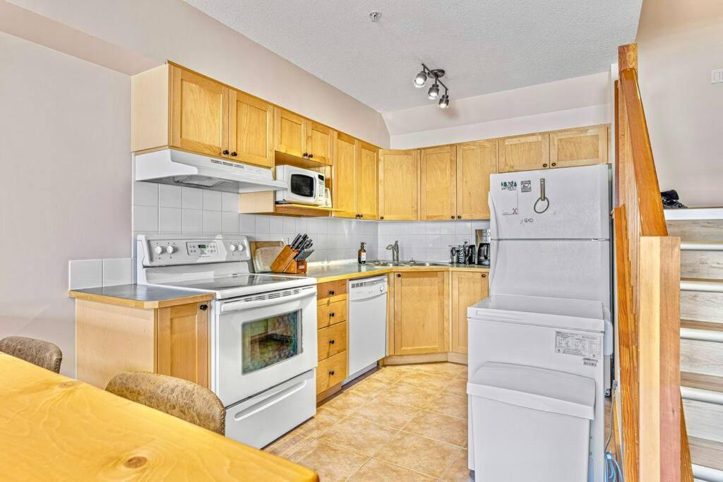 Canmore Mountain View Loft Apartment Heated Outdoor Pool Bagian luar foto
