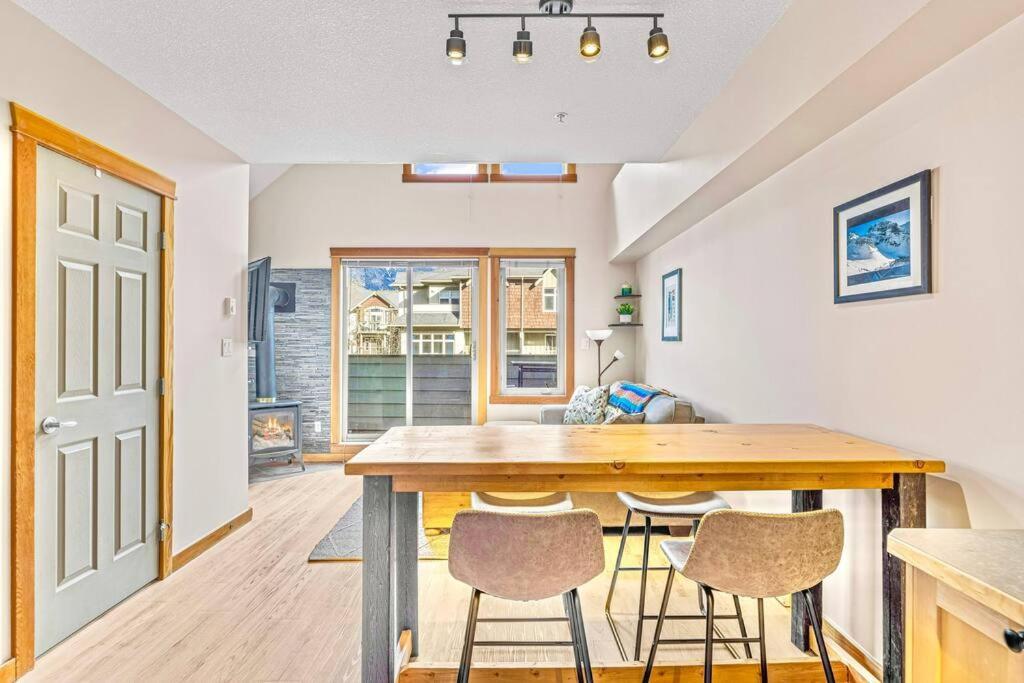 Canmore Mountain View Loft Apartment Heated Outdoor Pool Bagian luar foto