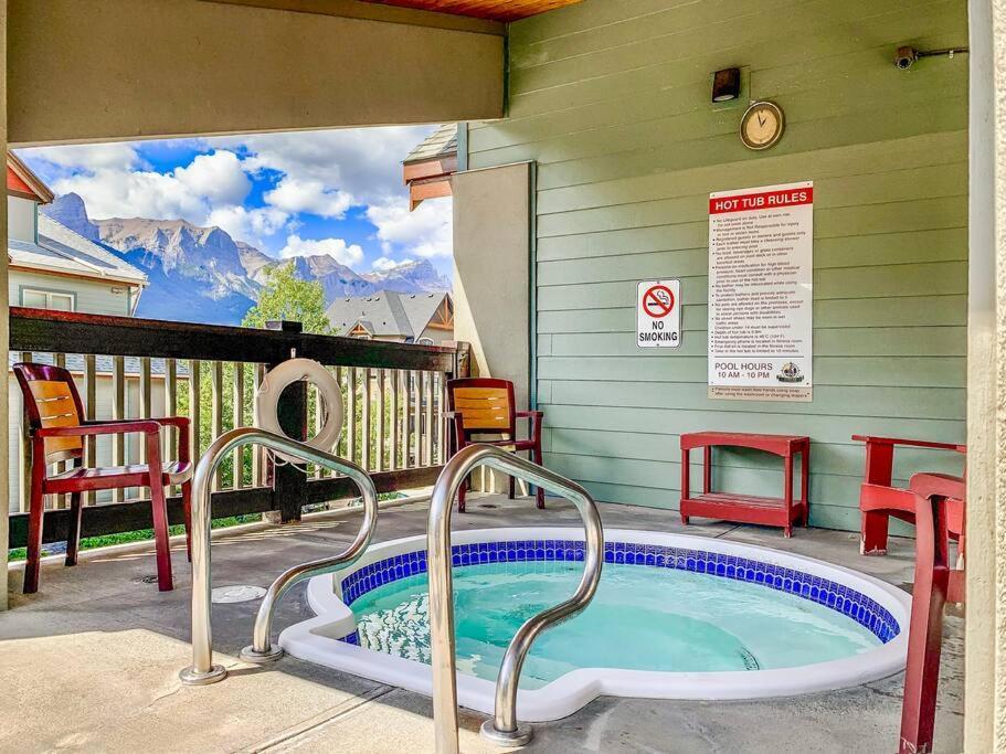 Canmore Mountain View Loft Apartment Heated Outdoor Pool Bagian luar foto