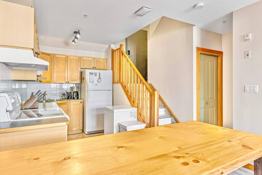 Canmore Mountain View Loft Apartment Heated Outdoor Pool Bagian luar foto