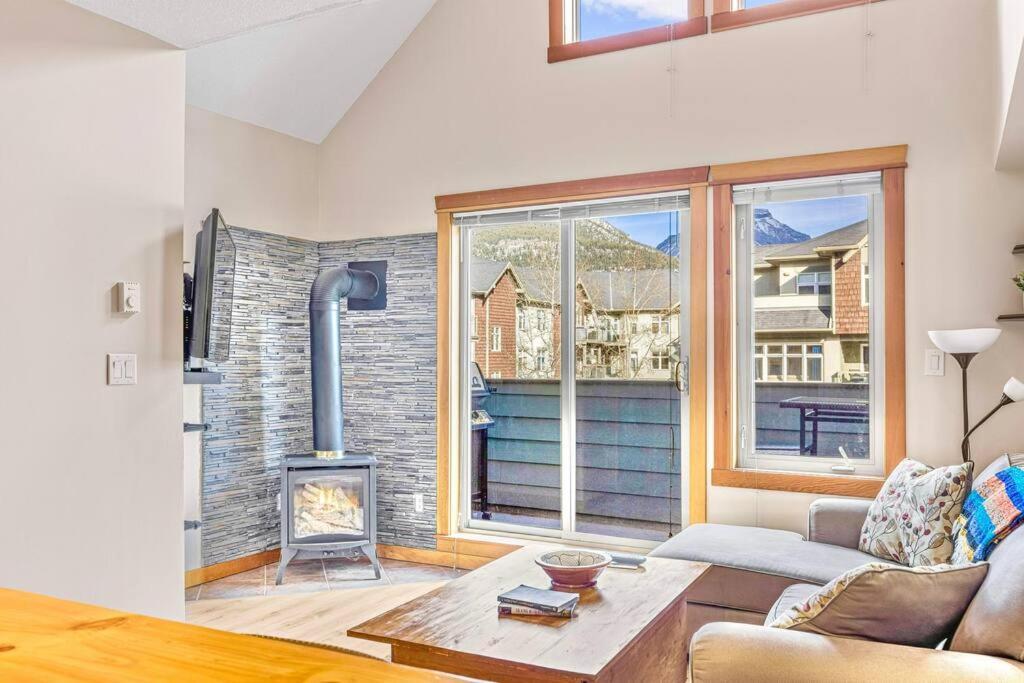 Canmore Mountain View Loft Apartment Heated Outdoor Pool Bagian luar foto